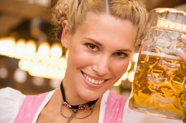 Literes korsókban kínálják a sört az Oktoberfesten!