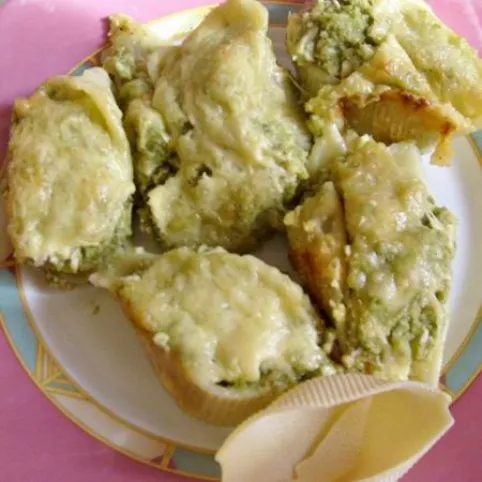 Óriás kagylótészta csirkés-brokkolis krémmel recept