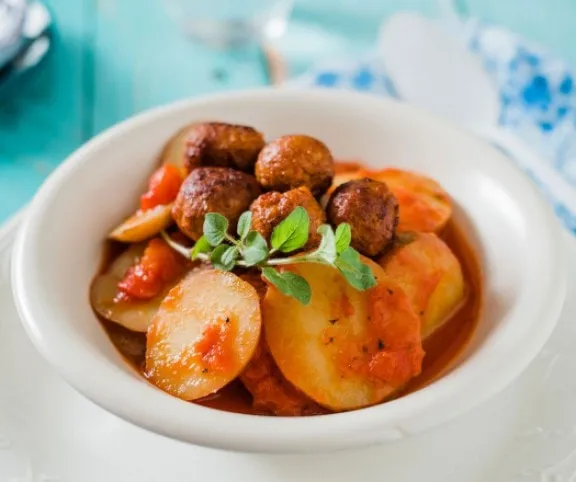 Kolbászos gombóc paradicsomos krumplifőzelékkel recept