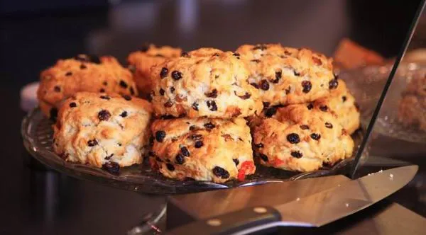 A scone tésztáját gazdagíthatjuk mazsolával, aszalt gyümölccsel is