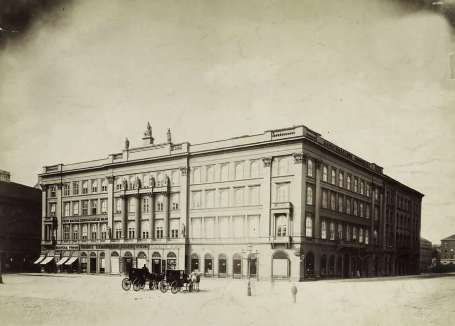 Vörösmarty (Gizella) tér, a Pesti Magyar Kereskedelmi Bank székháza (Gerbeaud-ház). A felvétel 1880-1890 között készült. Forrás:  Fortepan / Budapest Főváros Levéltára. Levéltári jelzet: HU.BFL.XV.19.d.1.06.051