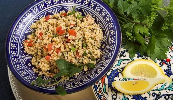 Tabbouleh, taboulé vagy tabuli, a bulgurból készülő frissítő saláta