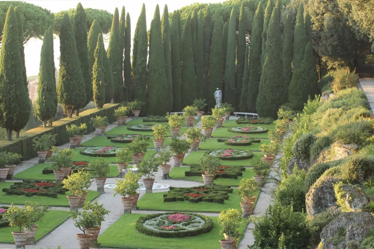 A Castel Gandolfo hatalmas parkja sokkal több, mint díszkert: van jól működő haszonkert része is, ahol a pápai háztartás számára minden zöldség és gyümölcs megterem 