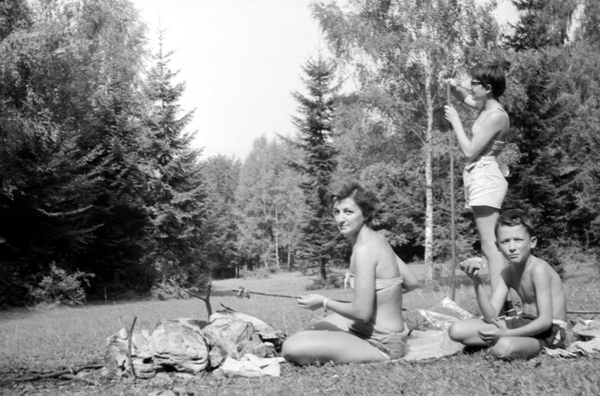 1964 - Szalonnasütés a Bükkben /Fotó: Fortepan - Mészöly Leonóra