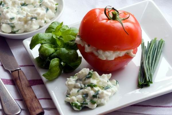 Fűszeres cottage cheese paradicsomba töltve, vendégvárónak vagy vacsorára