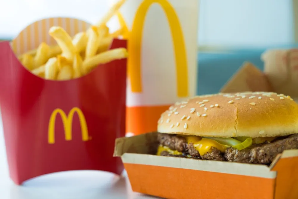 Csak semmi fakszni! Mindenkinek McDonald'sot a menyasszonytánchoz! (Fotó: Shutterstock)