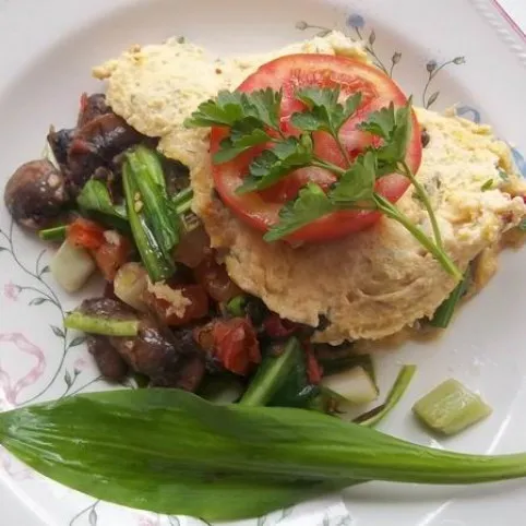 Gombás-medvehagymás omlett recept