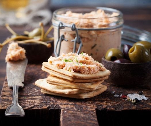 A rillette készülhet sertéshúsból, szárnyasokból, de akár kevésbé szálkás halfajtából is.