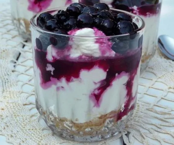 Áfonyás sajttorta-pohárkrém recept