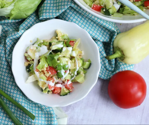 Joghurtos kölessaláta recept