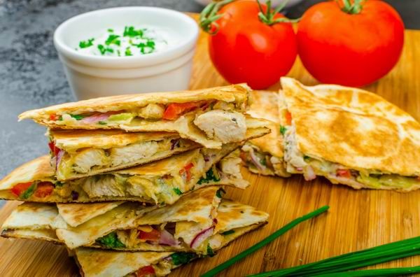 Egy kiadós quesadilla mindenféle finomságban bővelkedik