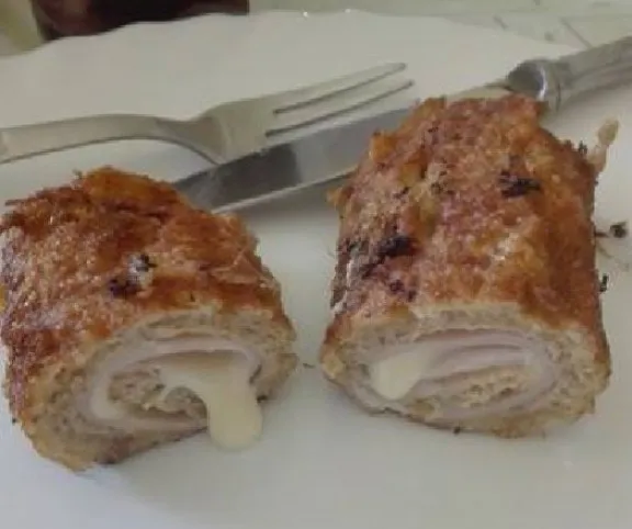 Sajttal-sonkával töltött bundás kenyér recept