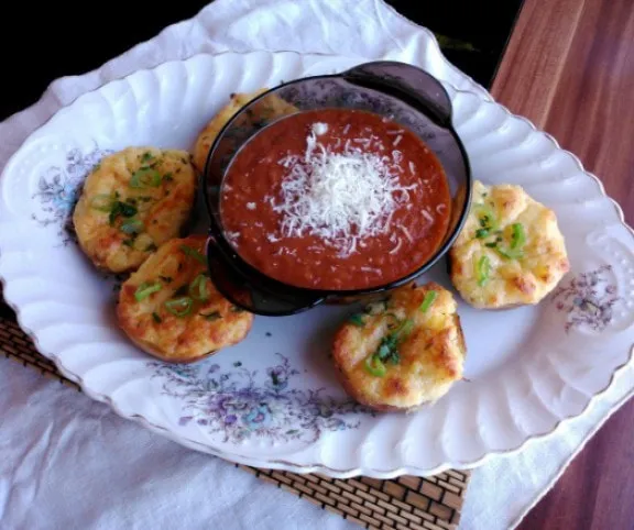 Fűszeres sült paradicsomleves, sajtos-újhagymás sült burgonyával recept