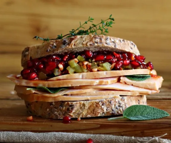 Chilis-gránátalmás-pulykasonkás szendvics recept