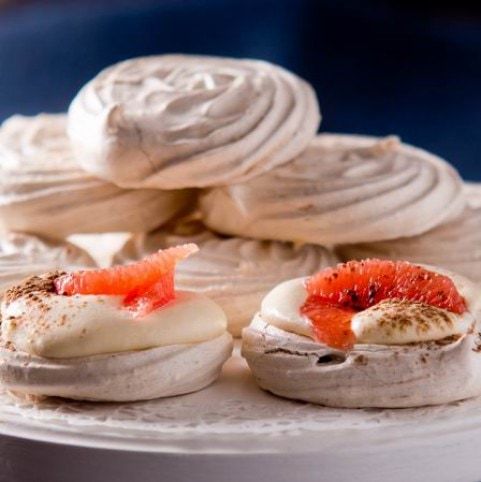 Kakaós mini Pavlova fehércsokis krémmel és rózsaszín grapefruittal recept