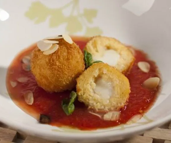 Mozzarellával töltött rizsgombóc bazsalikomos paradicsomszósszal recept