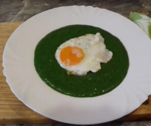 Spenót tükörtojással recept