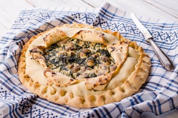 Quiche-nek is elkészíthetjük ezt a sós pitetortát, ha a teljes tésztamennyiséggel kibéleljük a formát, majd 2 dl tej és 3 felvert tojás elegyét (sóval, borssal fűszerezve) a töltelékre locsolva sütjük meg