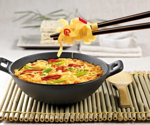 Indonéz wok tészta csirkével és cukorborsóval recept