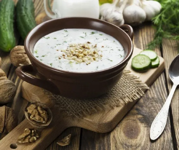 Joghurtos uborkaleves dióval (Tarator) recept