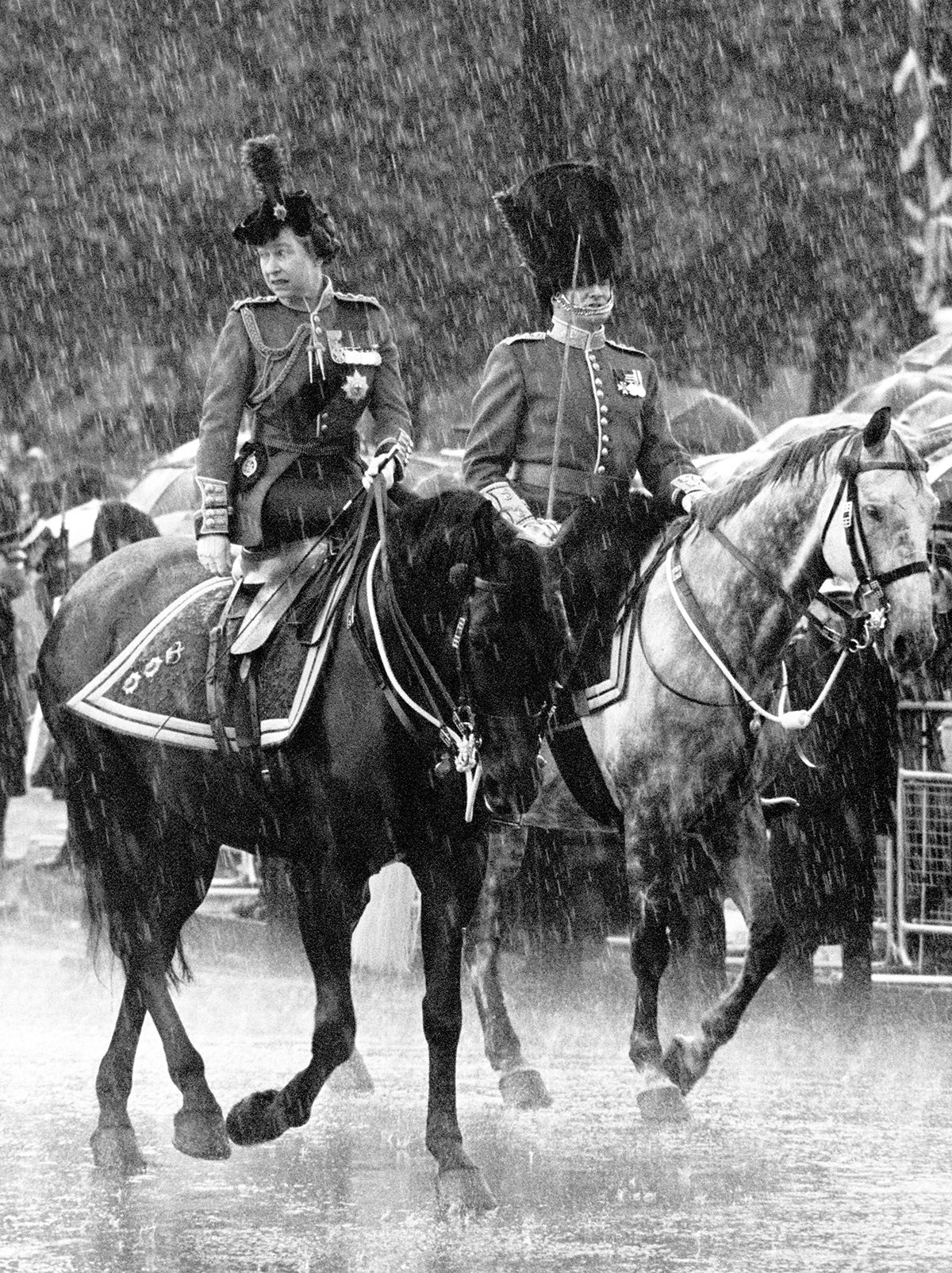 A királynő 1983-ban szakadó esőben lovagol vissza a Buckingham-palotába /Fotó: Northfoto