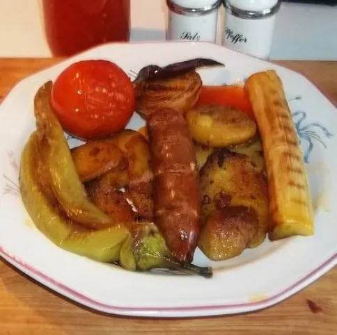 Grillezett kolbász és zöldségek recept