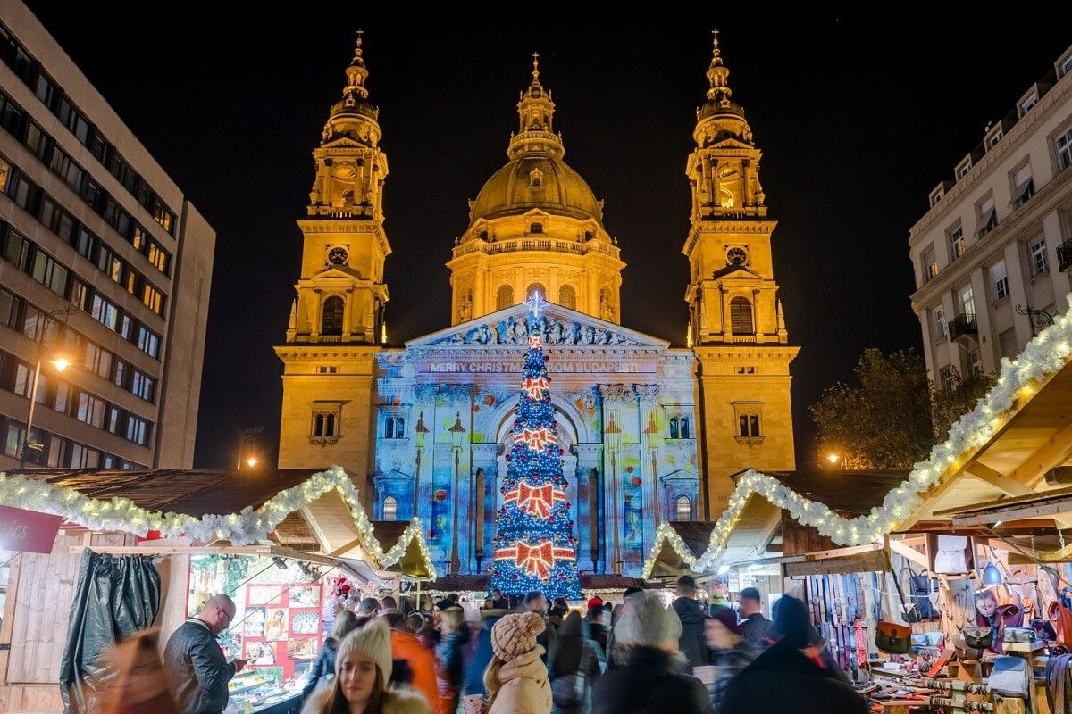 Novemberben nyit a karácsonyi vásár a Bazilika előtt /Fotó: adventbazilika.hu