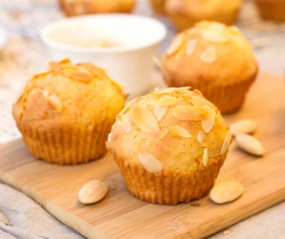 Túrós muffin mandulaforgáccsal recept