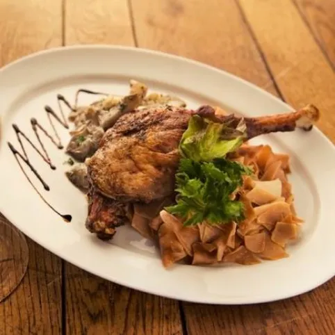 Ropogós libacomb fokhagymás laskagombával és pirított csuszatésztával recept