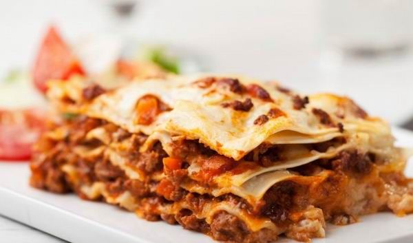 A lasagne tésztát nem kell előre megfőzni: tökéletesre puhul a bőséges szaftban a sütés alatt