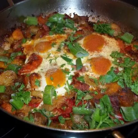 Serpenyős zöldségek füstölt tarjával és tükörtojással recept