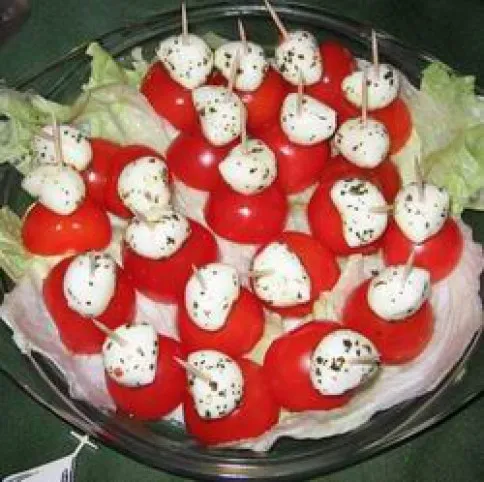 Mini mozzarellás-paradicsomos falatok recept