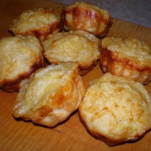 Gluténmentes sajtos zsömle muffinformában recept