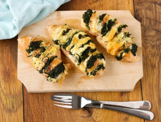 Spenóttal és sajttal töltött csirkemell recept
