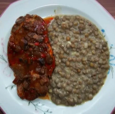 Lencsefőzelék vörösboros-gombás marhaszelettel recept