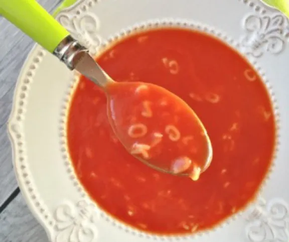 Édes paradicsomleves betűtésztával recept