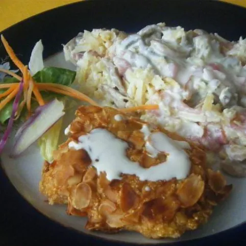 Lazac mandulás bundában sajtos-sonkás gombával recept