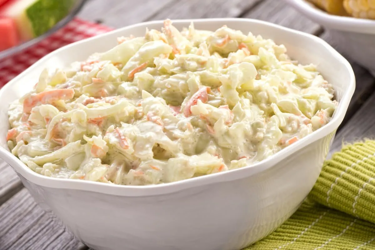 A coleslaw, vagy amerikai káposztasaláta, szinte minden ebédnél jól jön