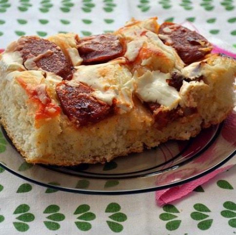 Kolbászos-szalonnás pizza recept