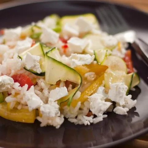 Cukkinis rizssaláta fetával recept