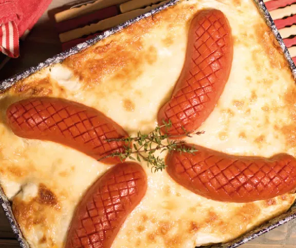 Sajtos rakott burgonya csípős kolbásszal recept