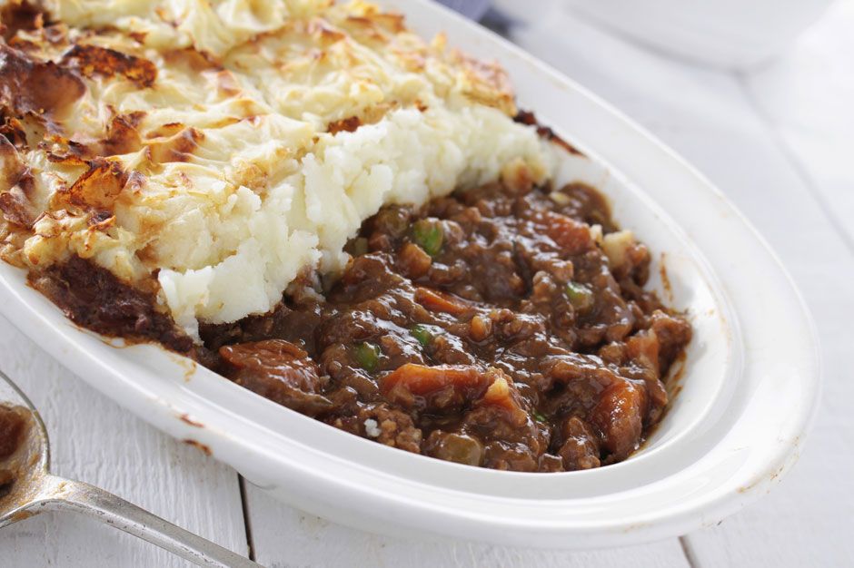 A hagyományos angol Shepherd's Pie ragu és krumplipüré összesütésével készül