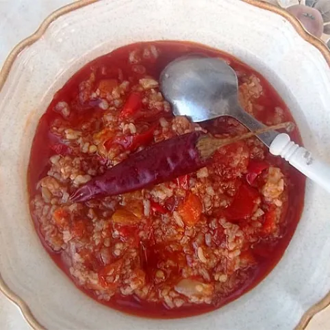 Vörösboros lecsó rizzsel, szalonnával és kolbásszal  recept