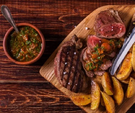 Ropogós rostélyos pikáns salsa szósszal és steak burgonyával recept