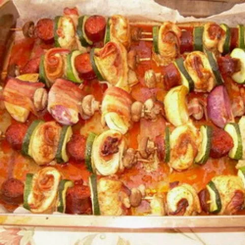 Bazsalikomos-csirkemelles és magyaros saslik rudak recept