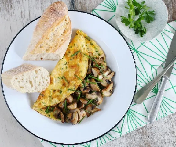 Zöldfűszeres omlett pirított gombával recept