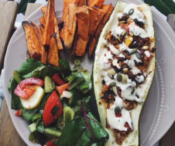 Gombával és paradicsommal töltött cukkini (vegán recept) recept