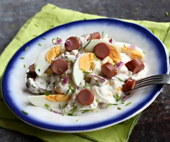 Tojásos virslisaláta lilahagymával recept