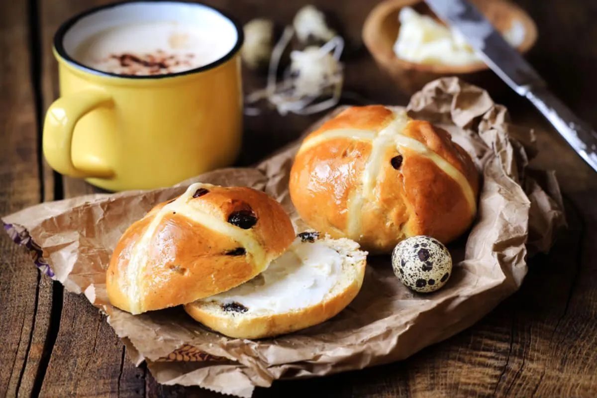 Az angolok kedvenc húsvéti kelt kalácsa, tulajdonképpen egy zsemle,  a hot cross bun (Fotó: Shutterstock)