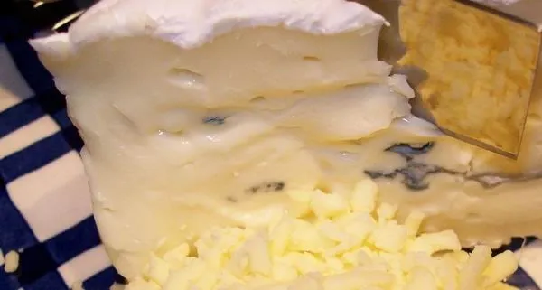 A selymesen gazdag mártás fő alkotója kék camembert friss, reszelt goudával